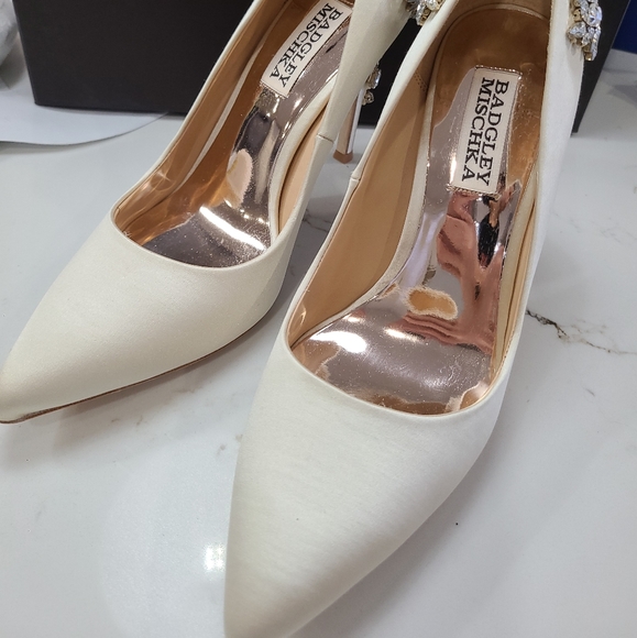 SOLD - - Badgley Mischka "Gorgeous" heels/Pumps Colour Ivory Size 6 - Picture 11 of 15